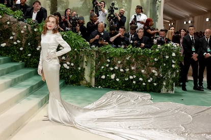 Isabelle Huppert, con vestido de satén blanco de larguísima cola de Balenciaga, firma de la que es imagen.