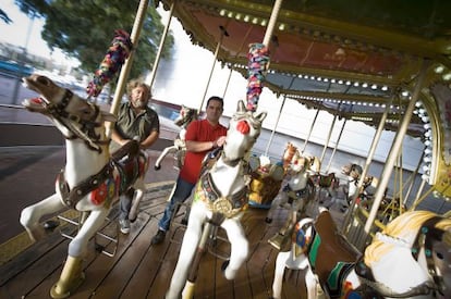 Xavier (izquierda) y Juan (derecha) montan en los caballitos del puerto antes de desmontar la atracción