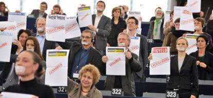 Eurodiputados pertenecientes al grupo de los Verdes protestan contra la ley húngara de medios de comunicación durante la visita del primer ministro húngaro a Estrasburgo.
