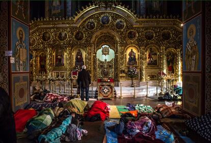 Os manifestantes antigoverno dormem no chão no interior do Monastério de Mijailovski, que foi convertido em um hospital improvisado.