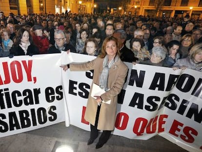 Centenares de personas apoyaron anoche en Alzira a la familia de Loreto Dolz, en el centro, hermana de la v&iacute;ctima del indultado. 
 
  