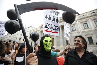 Representantes de organizaciones sindicales, estudiantiles, educativas y sanitarias, en la concentración ante el Congreso contra los recortes en sanidad y educación.