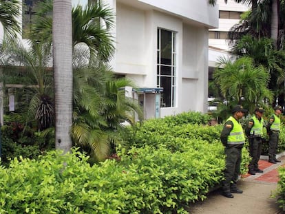 Policías custodian la sede de Electricaribe en Barranquilla, Colombia.