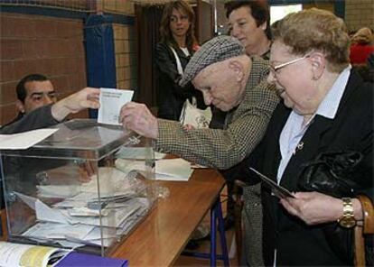 Un anciano de 106 años vota en el municipio de Vilavoa (A Coruña).