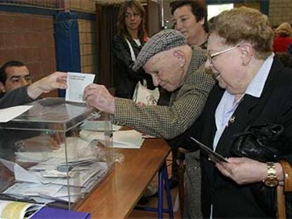 Un anciano de 106 años vota en el municipio de Vilavoa (A Coruña).