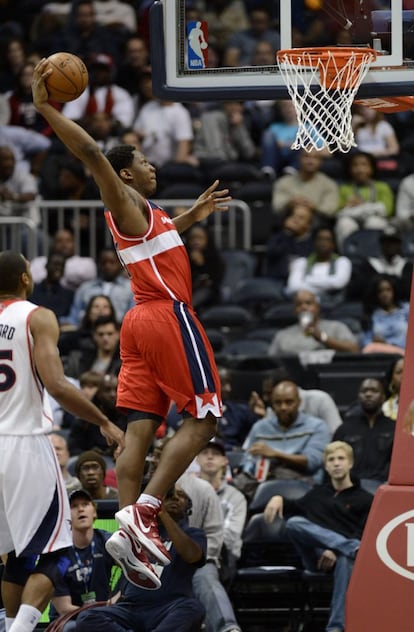 Kevin Seraphin, de los Washington Wizards, ante Atlanta Hawks