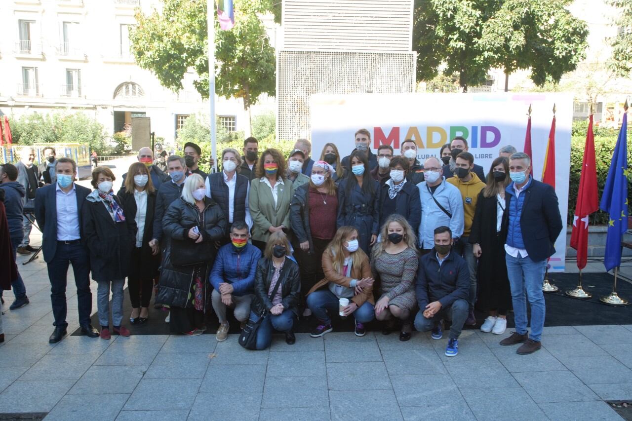 Foto de familia con la bandera LGTBI+ con todos los portavoces de los partidos del Ayuntamiento, salvo PP y Vox.