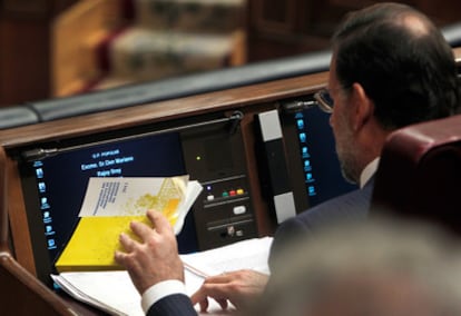 El presidente del Partido Popular, Mariano Rajoy, sigue el debate sobre los Presupuestos en su escaño del Congreso.