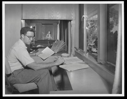 El guionista Benedict Freedman en la casa que le diseñó Richard Neutra. Foto de Julius Shulman.