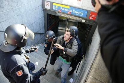 Piquete detenido por la la Policía en el acceso a la estación de Plaza España del Metro de Madrid.