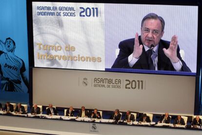 Florentino Pérez se dirige a los socios compromisarios del Madrid durante la asamblea de ayer.