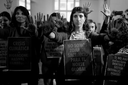 Activistas climáticos participan en una protesta durante una conferencia de alcaldes de grandes ciudades celebrada en Argentina, en octubre de 2022.