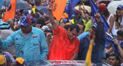 Capriles, este viernes en su caravana electoral.