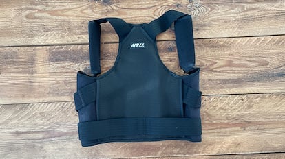 Correctores de postura sobre mesa de madera