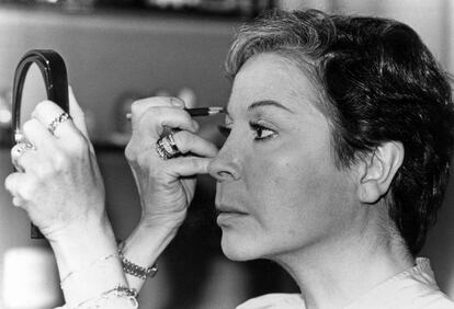 Lina Morgan dándose unos retoques de maquillaje. `Si al amor´ fue con la obra que se estrenó como propietaria del Teatro de La Latina en 1985.