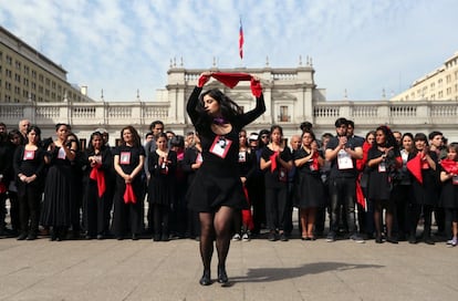 Mulher dança em frente ao edifício do Governo durante ato que marca o 45º aniversário do golpe militar do Chile em 1973, em Santiago.