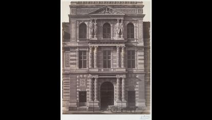 'Librería Imperial del Louvre' de Édouard Baldus (1856-7). El proyecto más grandioso de Napoleón III fue la construcción de unas alas que unían el Louvre y las Tullerías y la limpieza de los edificios que existían en lo que llegaría a ser un patio enorme de residencias imperiales. Cumpliendo así el sueño de décadas de varios soberanos franceses, el nuevo Louvre de Napoleón III buscó literalmente una ligazón entre el Segundo Imperio y el noble legado de Catalina de Medici y de Luis XIV. A Baldis, el mejor fotógrafo arquitectónico de la época, se le encargó hacer un registro visual de la construcción, que comenzó en 1854. Además de cumplir admirablemente con esta misión, trabajos como el de esta imagen están entre sus demostraciones más cuidadosamente compuestas y mejor articuladas, y apuntan a la capacidad sin igual de la fotografía para que luz y volumen jueguen y para que se graben los más recónditos detalles. La fachada que se muestra, a punto de ser terminada, da a la calle Rivoli, enfrente del Palacio Real, y es ahora una de las entradas al Museo del Louvre.