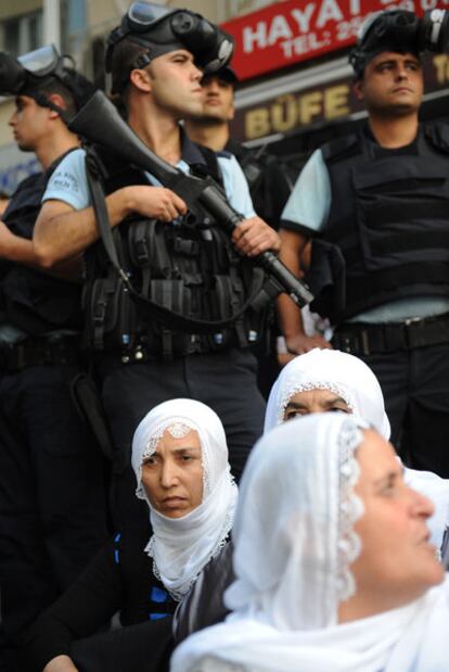 Mujeres kurdas protestan ayer en Estambul.