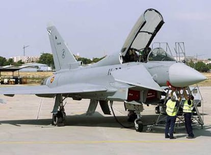 El último de los 19 cazas españoles de la primera fase del programa Eurofighter, ayer en las instalaciones de EADS-CASA en Getafe.