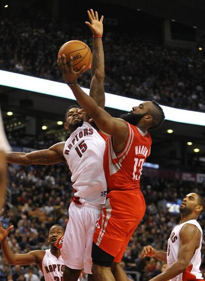 Amir Johnson intenta taponar un tiro de James Harden.