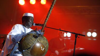 Mory Kanté, el 13 de julio de 2007, durante un concierto en París.