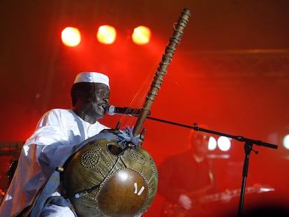 Mory Kanté, el 13 de julio de 2007, durante un concierto en París.