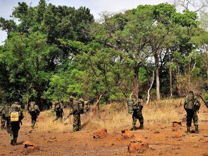 Tropas ugandesas patrullan en la República Centroafricana.