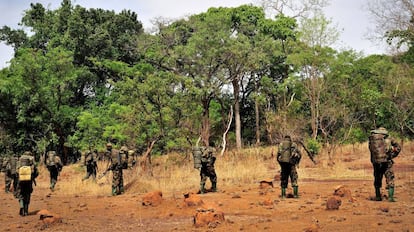Tropas ugandesas patrullan en la República Centroafricana.