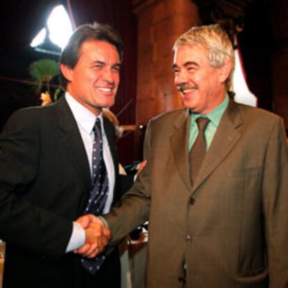 Artur Mas y Pasqual Maragall se saludan en la Diada de 2001 en el Parlamento catalán.