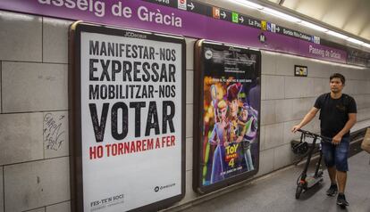 Uno de los carteles de la campaña, en la estación de Passeig de Gràcia de la L-2.