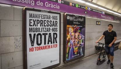 Un dels cartells de la campanya, a l'estació de Passeig de Gràcia de la L2.