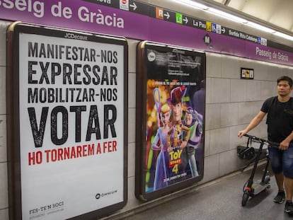 Un dels cartells de la campanya, a l'estació de Passeig de Gràcia de la L2.