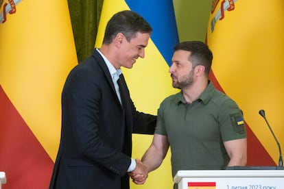 Pedro Sánchez y Volodímir Zelenski se saludaban tras la rueda de prensa conjunta celebrada este sábado en Kiev. 