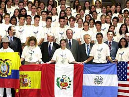 El rey Juan Carlos, flanqueado por los copresidentes del BBVA, Francisco González (a su derecha)y Emilio Ybarra, con los expedicionarios de la Ruta Quetzal BBVA.