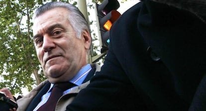 El extesorero del Partido Popular Luis B&aacute;rcenas, sale de los juzgados de Plaza de Castilla.