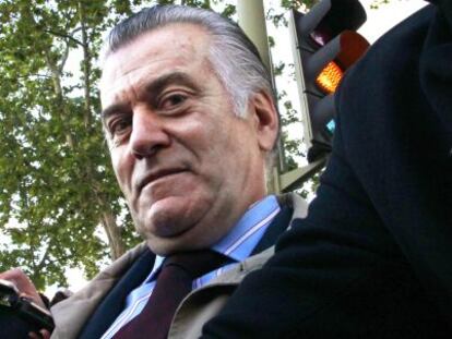 El extesorero del Partido Popular Luis Bárcenas, sale de los juzgados de Plaza de Castilla.