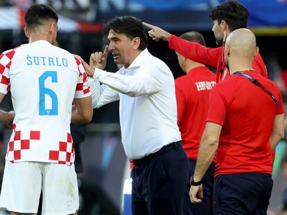 Zlatko Dalic da instrucciones a Sutalo durante el partido entre Croacia y Países Bajos de las semifinales de la Liga de las Naciones el pasado miércoles en Róterdam.