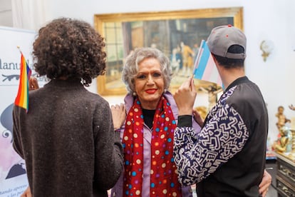 La artista transexual gaditana Manolita Chen, con dos jóvenes acogidos en un piso que sufraga su fundación.