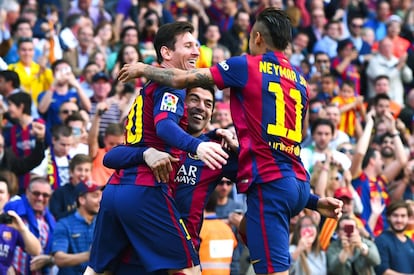 Suárez celebra su gol junto a Neymar y Messi.