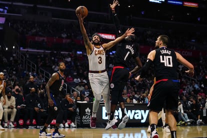 Ricky Rubio lanza ante Reggie Jackson en el partido entre Cavaliers y Clippers.