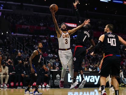 Ricky Rubio lanza ante Reggie Jackson en el partido entre Cavaliers y Clippers.