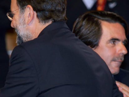 Aznar y Rajoy, en el XV Congreso Nacional del PP, celebrado en octubre de 2004.
