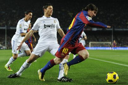 Xabi marca a Messi durante el clásico.