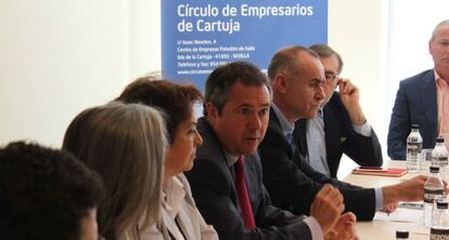 Juan Espadas, con corbata roja, en el C&iacute;rculo de Empresarios de Cartuja.