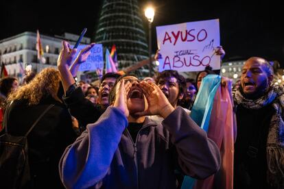 Cientos de personas durante una manifestación para defender las leyes Trans y LGTBI de la Comunidad de Madrid, en la Puerta del Sol, el 13 de noviembre de 2023.