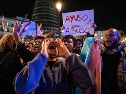 Cientos de personas durante una manifestación para defender las leyes Trans y LGTBI de la Comunidad de Madrid, en la Puerta del Sol, el 13 de noviembre de 2023.