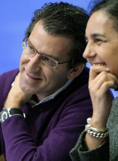 El presidente del Partido Popular de Galicia, Alberto Núñez Feijóo, y la diputada Pilar Rojo, hoy en la rueda de prensa del partido.