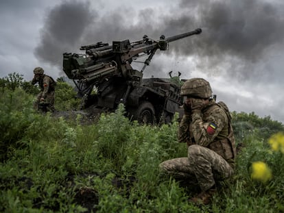 Militares ucranios atacan posiciones rusas cerca de la ciudad de Avdiivka, en Donetsk, el 31 de mayo.