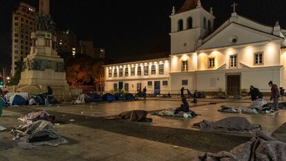 Moradores de rua dormem no chão do Pátio do Colégio, no centro de São Paulo, na madrugada mais fria do ano.