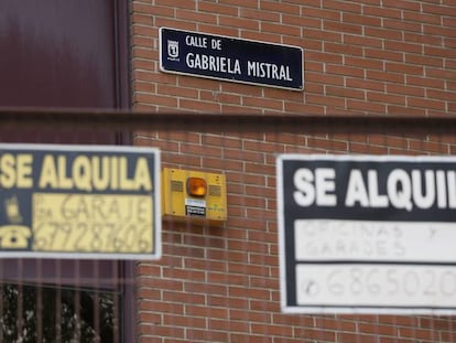 Carteles de alquiler de viviendas. 